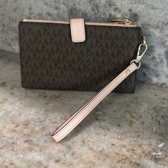 NWT Michael Kors Signature Brown and Blush Jet Set Travel Wristlet - Picture 2 of 7